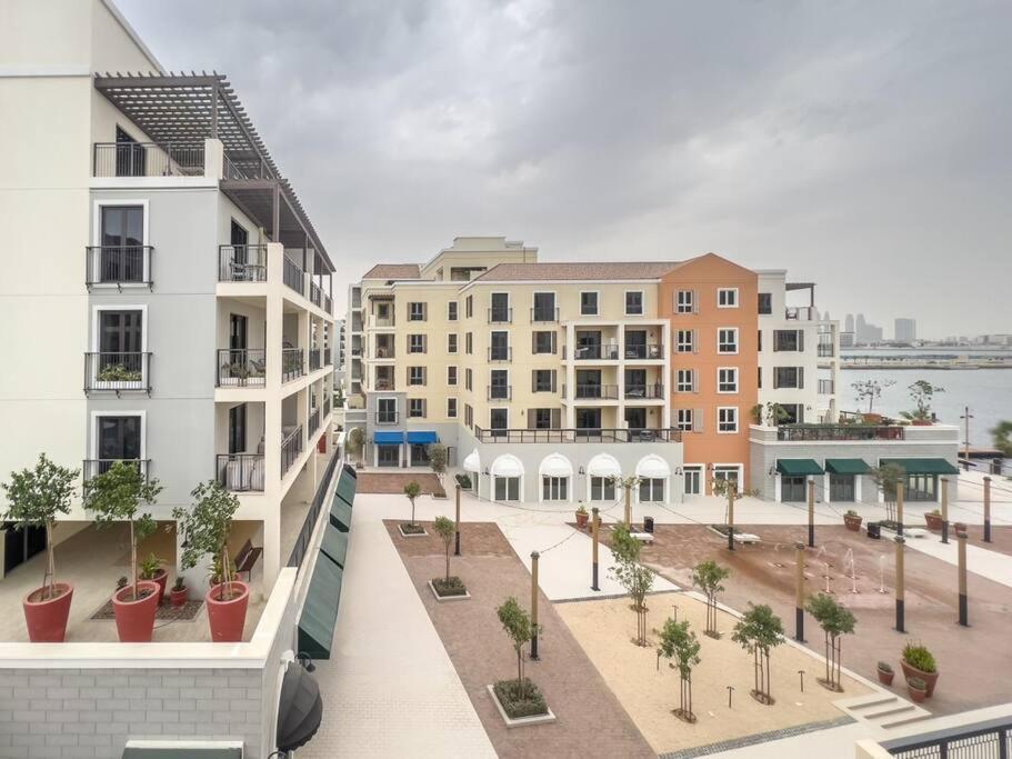 Lovely 2-Bedroom Vacation Home Near Beach Dubai Eksteriør bilde